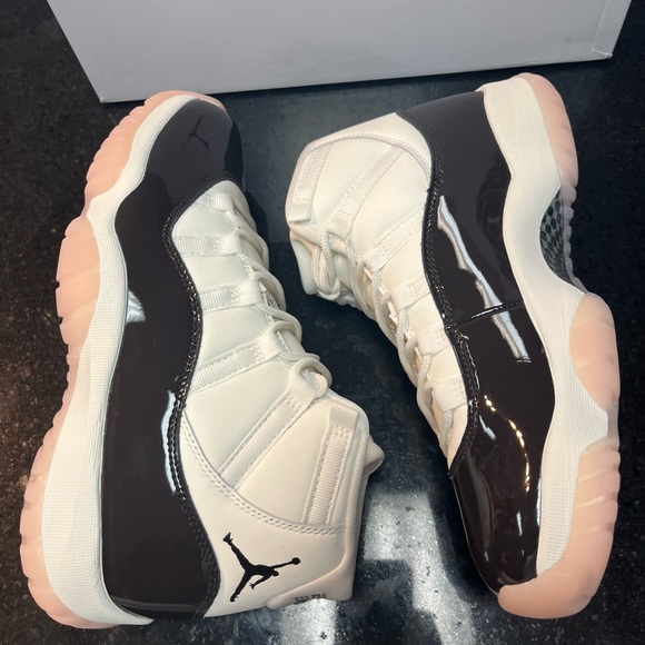 WOMEN'S AIR JORDAN 11 RETRO - "NEAPOLITAN" SZ VARIOUS - Picture 12 of 15